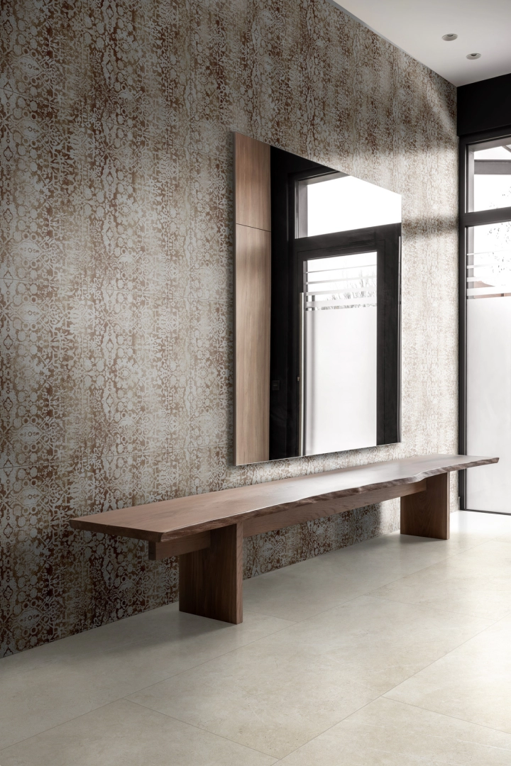 Gres Ragno Realstone Argent efekt beton w przestronnym salonie z oknami tarasowymi