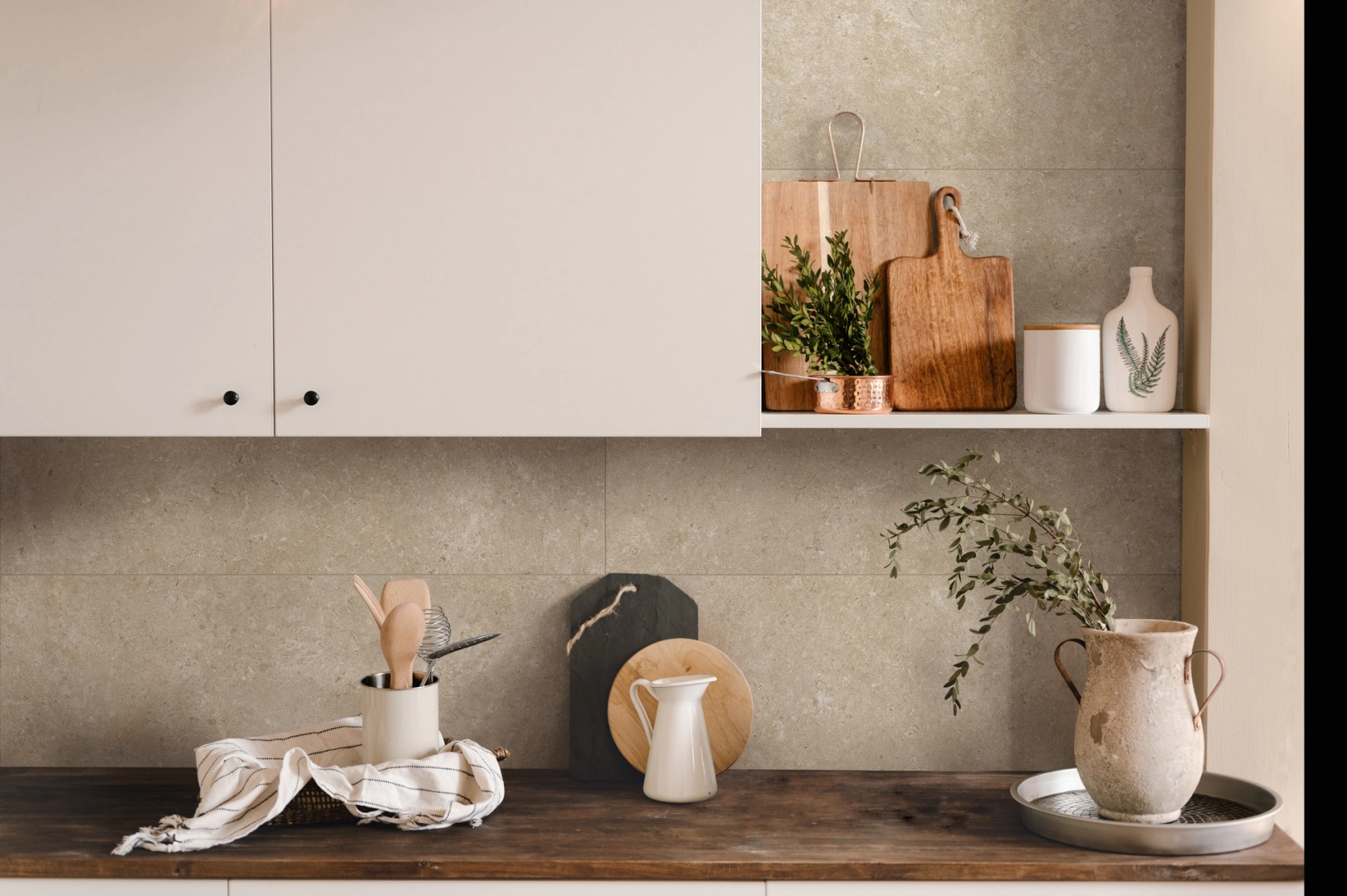 Gres Ragno Eterna efekt terrazzo, Kamień, Beton, Marmur w minimalistycznym salonie