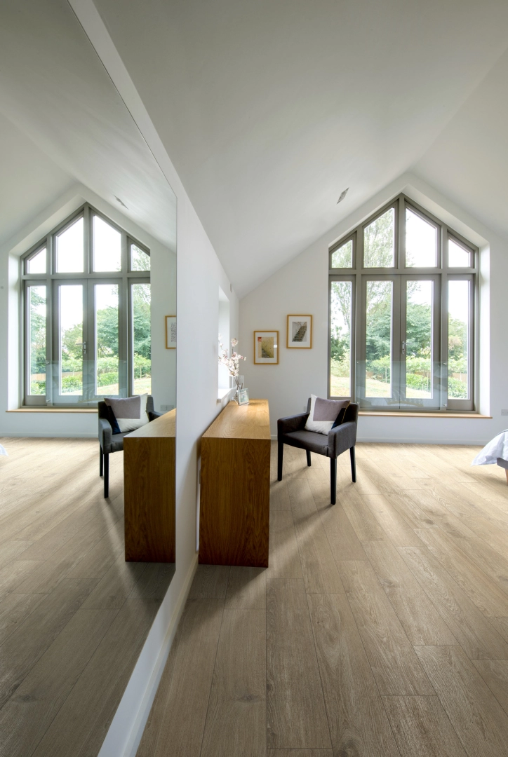 Gres porcelanowy Ragno Ossimori efekt drewno w nowoczesnej aranżacji salonu