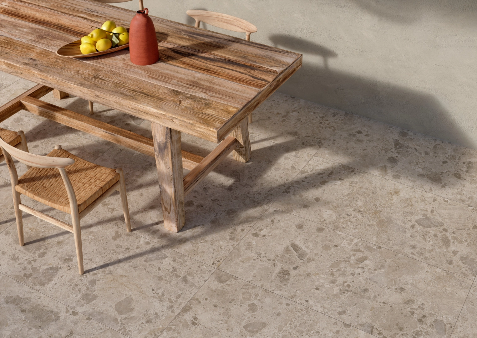Wielkoformatowy gres Ragno Eterna efekt terrazzo, Kamień, Beton, Marmur w salonie z widokiem na ogród