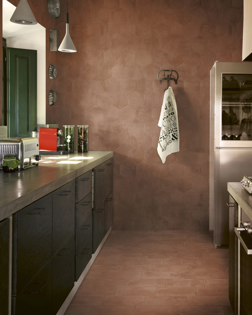 Gres porcelanowy Ragno Epoca efekt terakota w nowoczesnej aranżacji salonu
