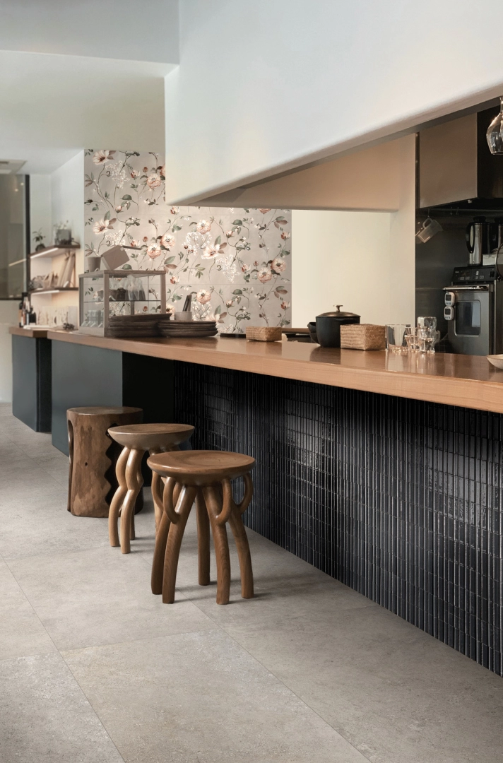 Gres porcelanowy Ragno Kalkstone efekt kamień w nowoczesnej aranżacji salonu