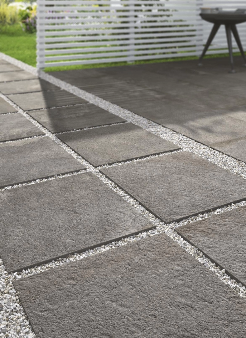 Płytki Ragno Stoneway Porfido efekt kamień w minimalistycznym wnętrzu