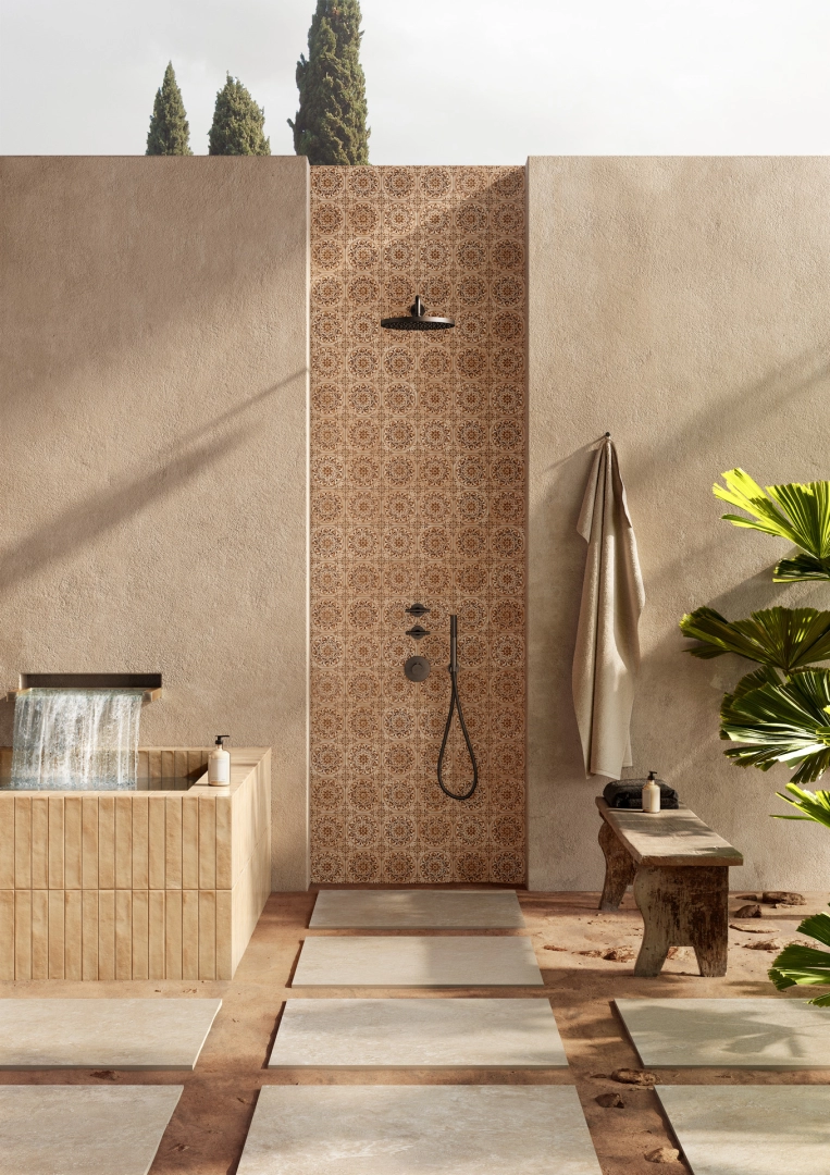Ragno Realstone Travertino – gres imitujący kamień w salonie w stylu skandynawskim