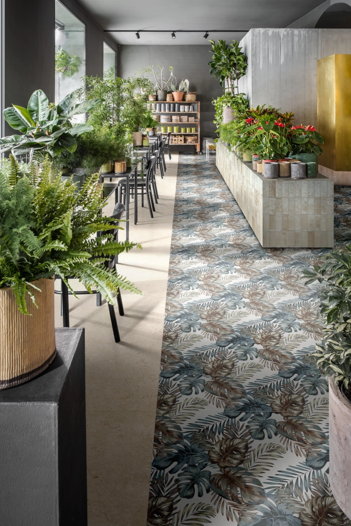 Gres porcelanowy Ragno Decora efekt kamień w nowoczesnej aranżacji salonu