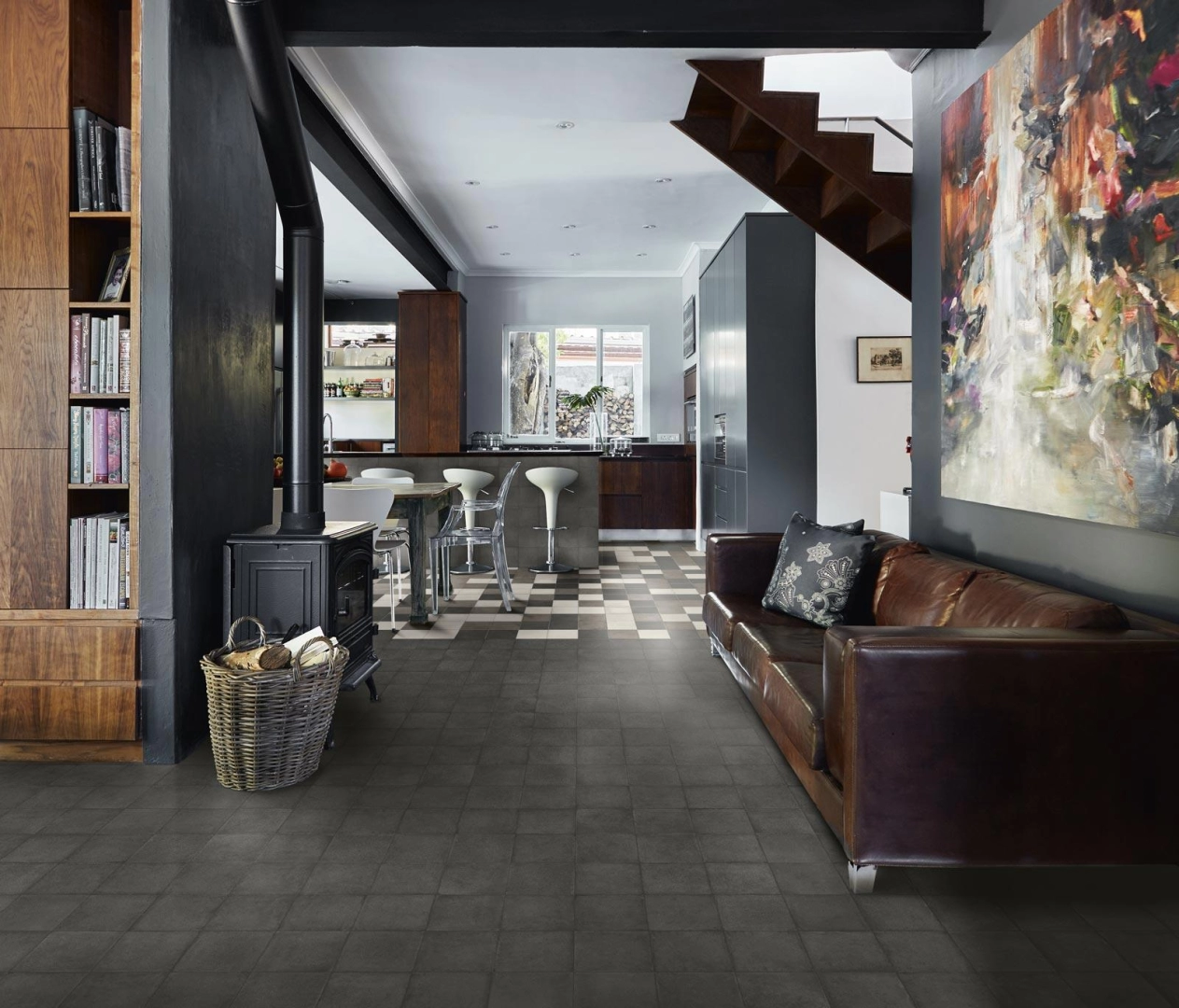 Wielkoformatowy gres Ragno Ottocento efekt beton w salonie z kominkiem