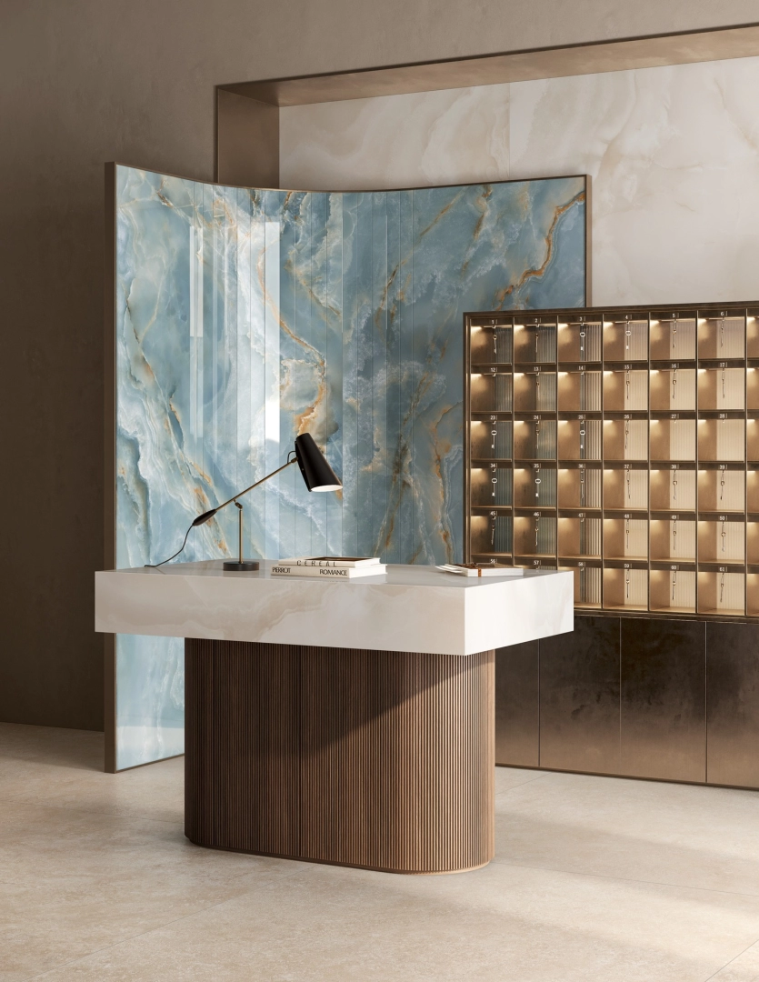 Gres Ragno Travertino Wall efekt kamień w eleganckim salonie z dużymi przeszkleniami