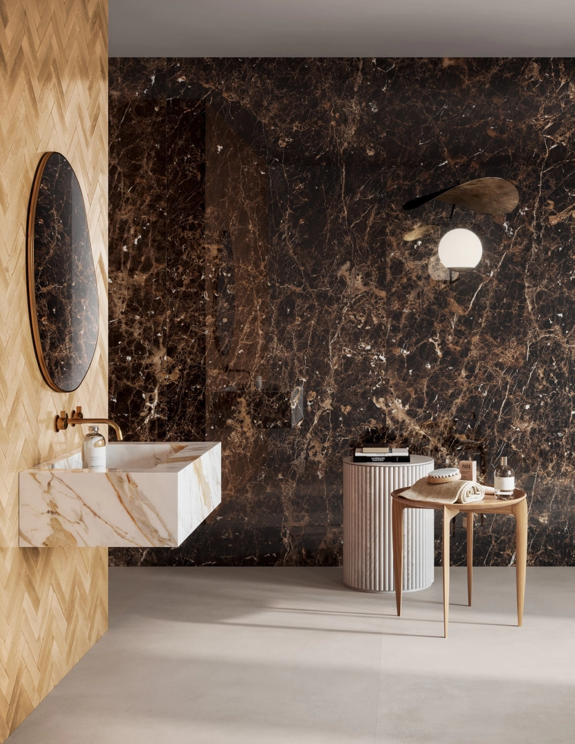Wielkoformatowy gres Ragno Incanto efekt marmur w salonie z kominkiem
