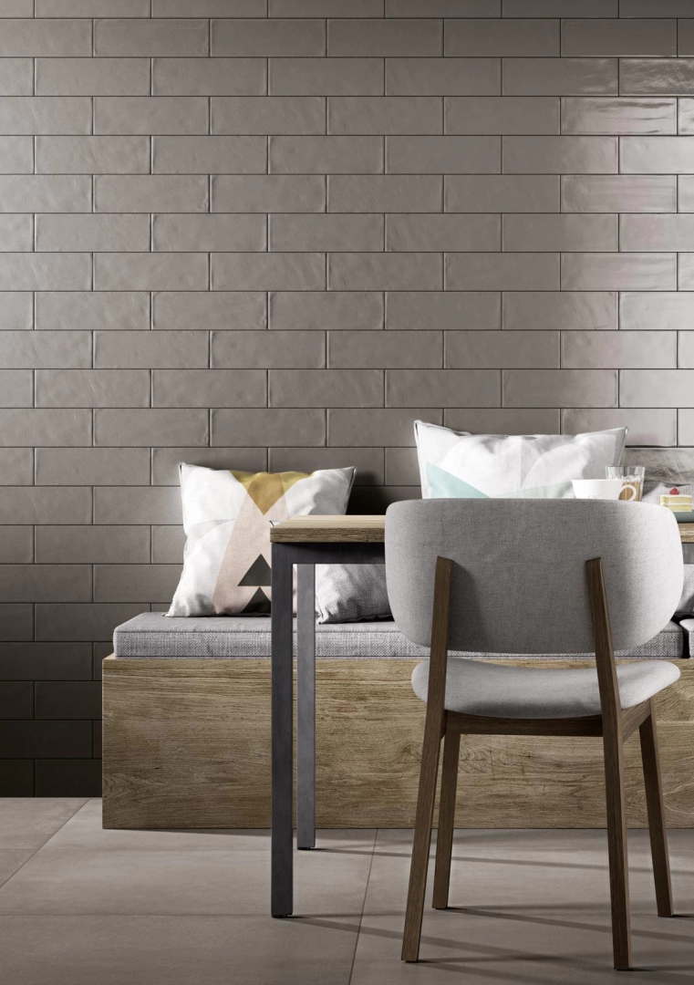 Gres porcelanowy Ragno Brick Glossy efekt cegła w nowoczesnej aranżacji salonu