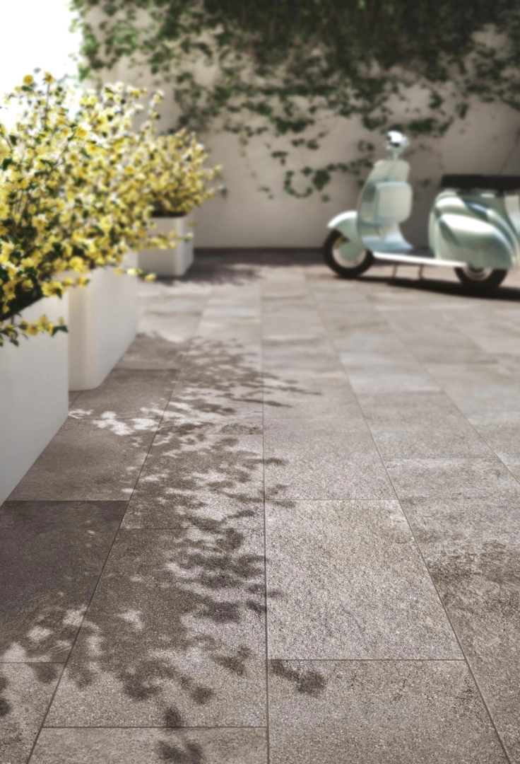 Gres porcelanowy Ragno Stoneway Porfido efekt kamień w nowoczesnej aranżacji salonu