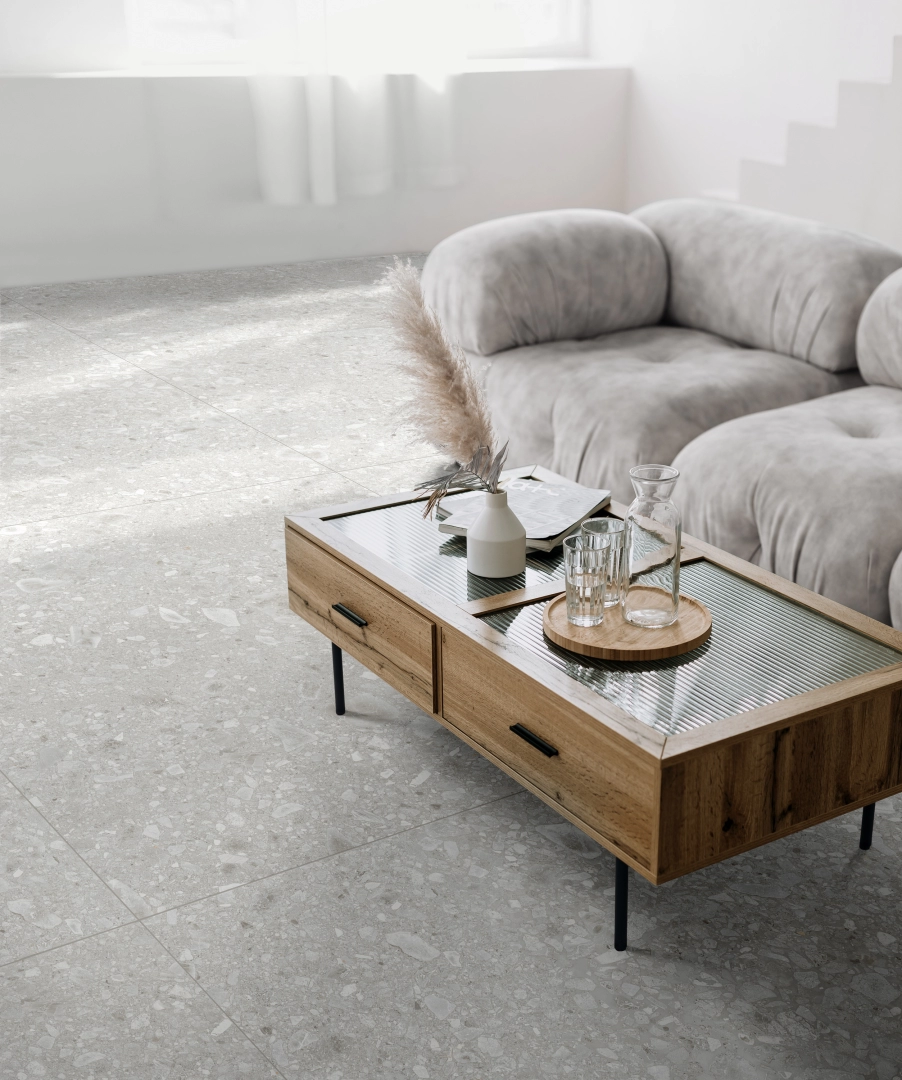 Płytki gresowe Ragno Realstone Ceppo efekt terrazzo w salonie z drewnianymi akcentami