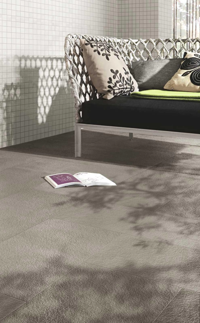 Ragno Replace gres o efekcie kamień, Beton w nowoczesnym apartamencie