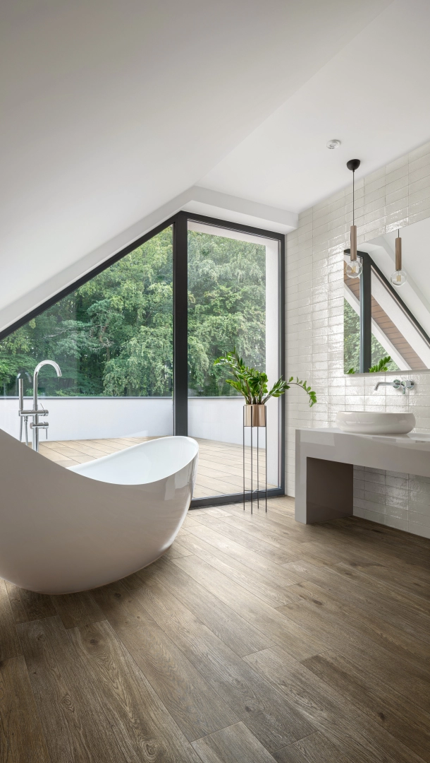 Gres porcelanowy Ragno Inedito efekt drewno w nowoczesnej aranżacji salonu