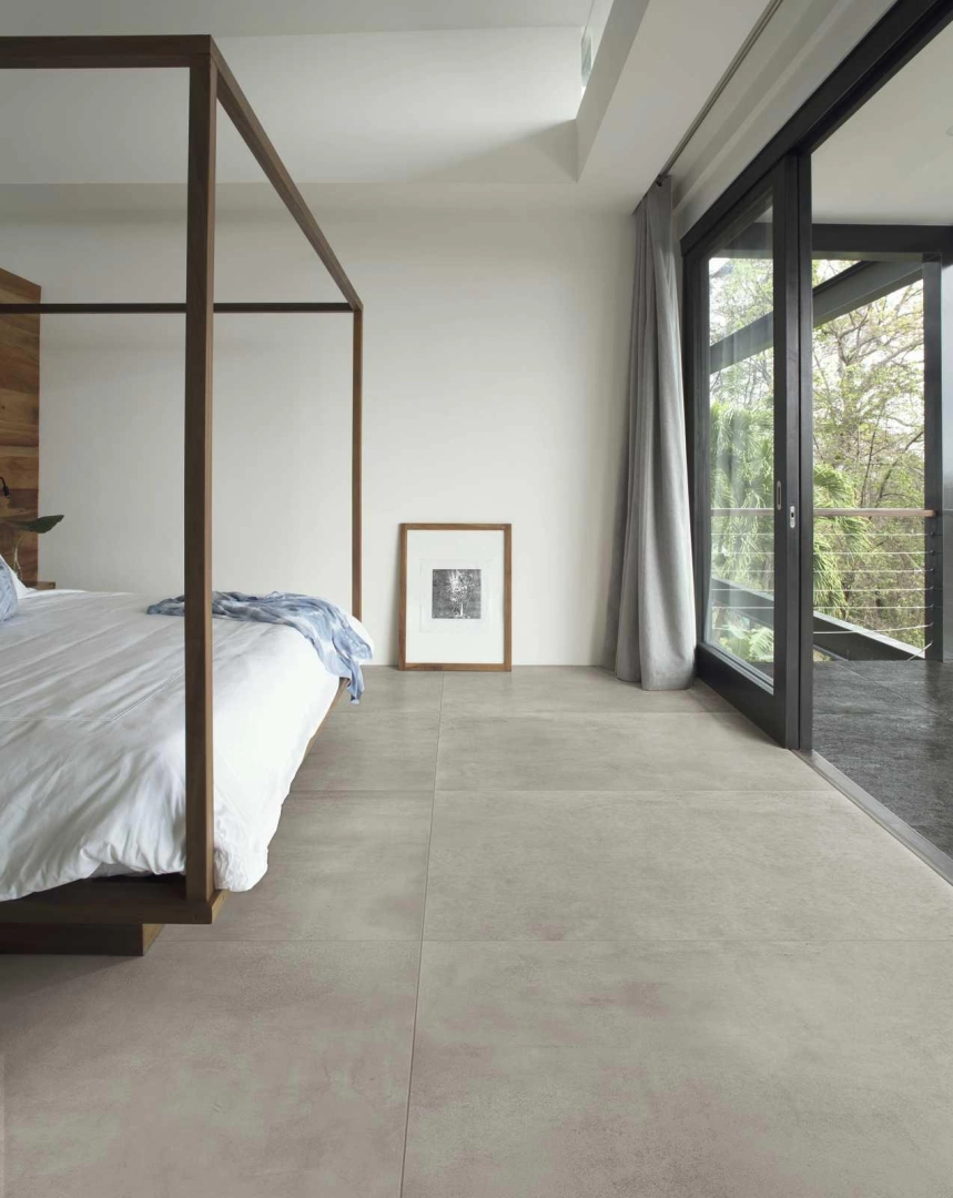 Płytki Ragno Maiora Concrete Effect imitujące beton w eleganckim holu