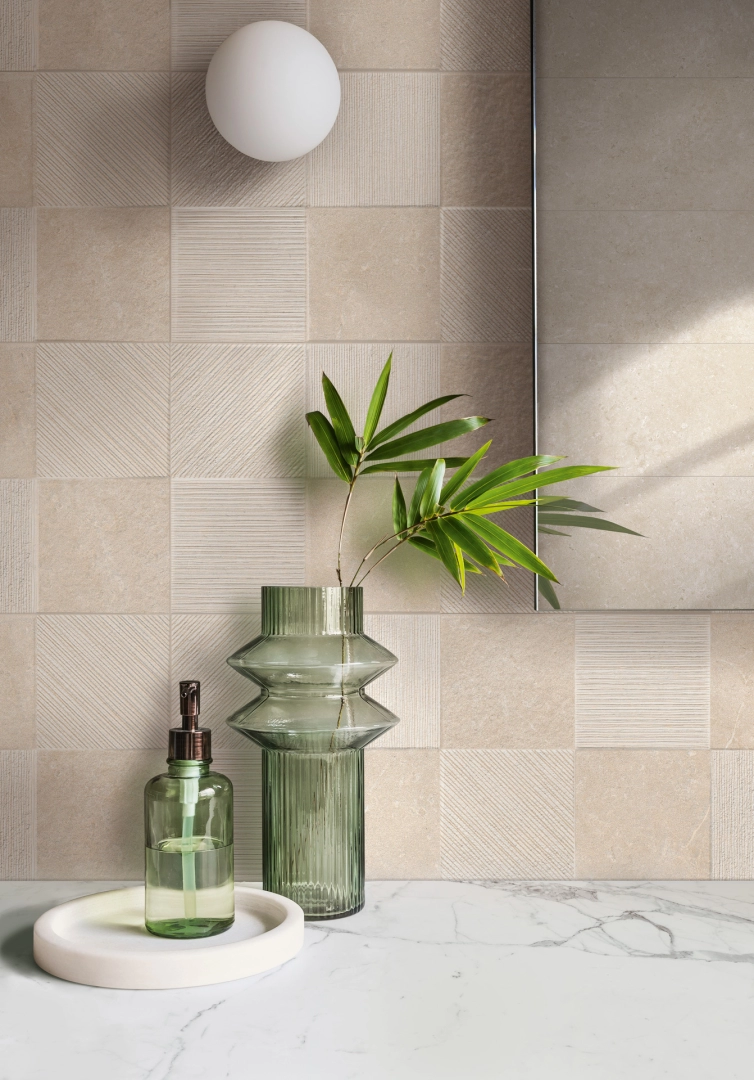Gres Ragno Eterna efekt terrazzo, Kamień, Beton, Marmur w przestronnym salonie z oknami tarasowymi