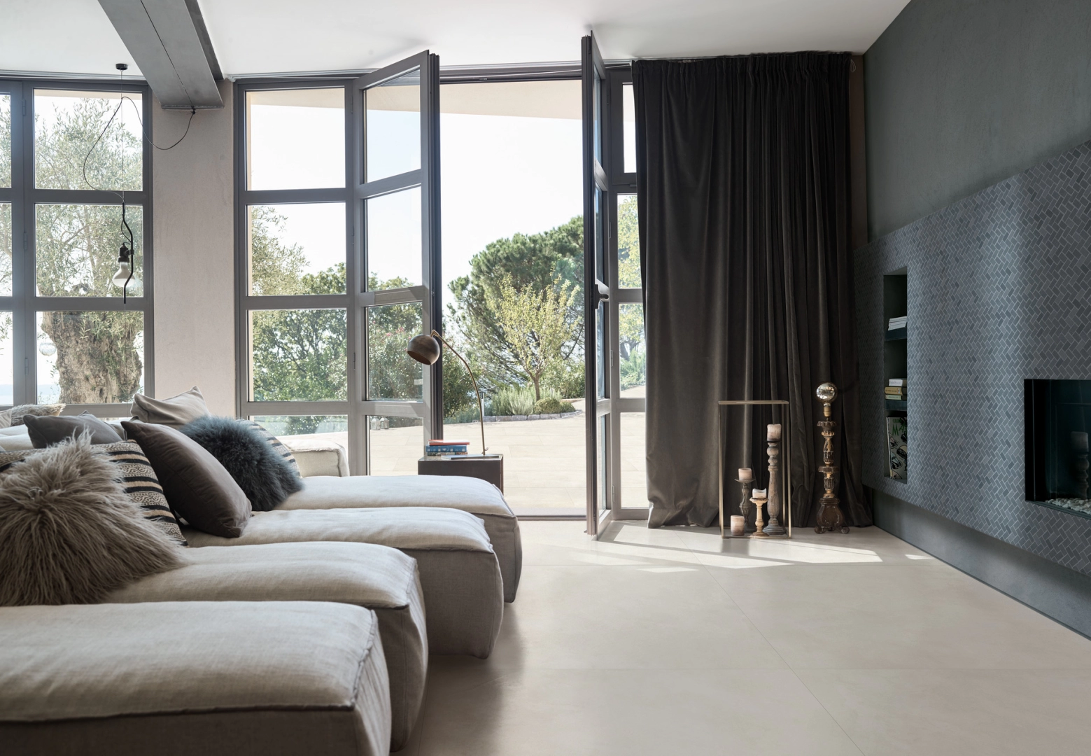 Ragno Stratford gres o efekcie kamień, Beton w eleganckim wnętrzu z kominkiem – aranżacja 50