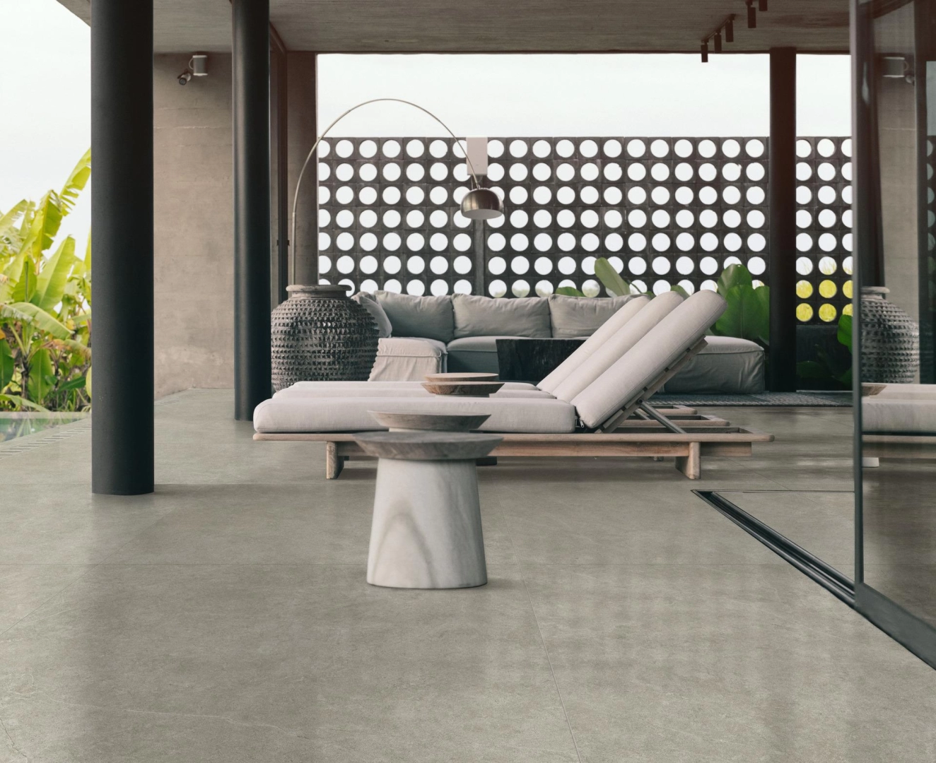 Ragno Realstone Argent gres o efekcie beton w nowoczesnym apartamencie
