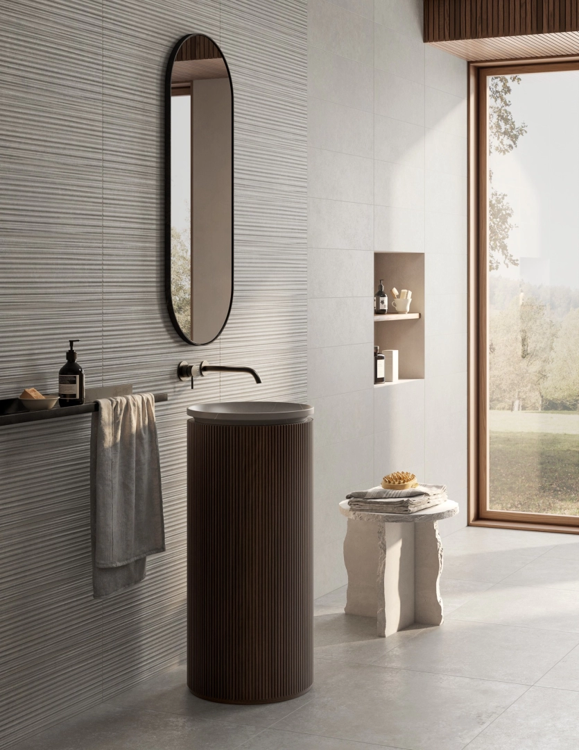 Gres porcelanowy Ragno Tiempo Wall efekt beton w luksusowym salonie