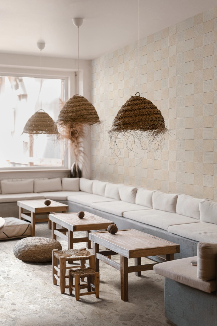 Ragno Eterna – gres imitujący terrazzo, Kamień, Beton, Marmur w jasnym, przestronnym salonie