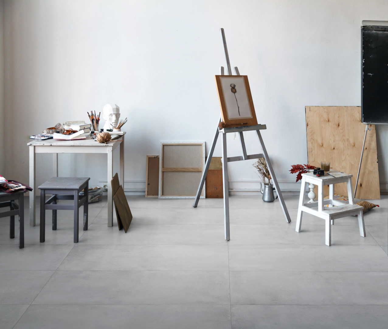 Gres porcelanowy Ragno Replace efekt kamień, Beton w luksusowym salonie
