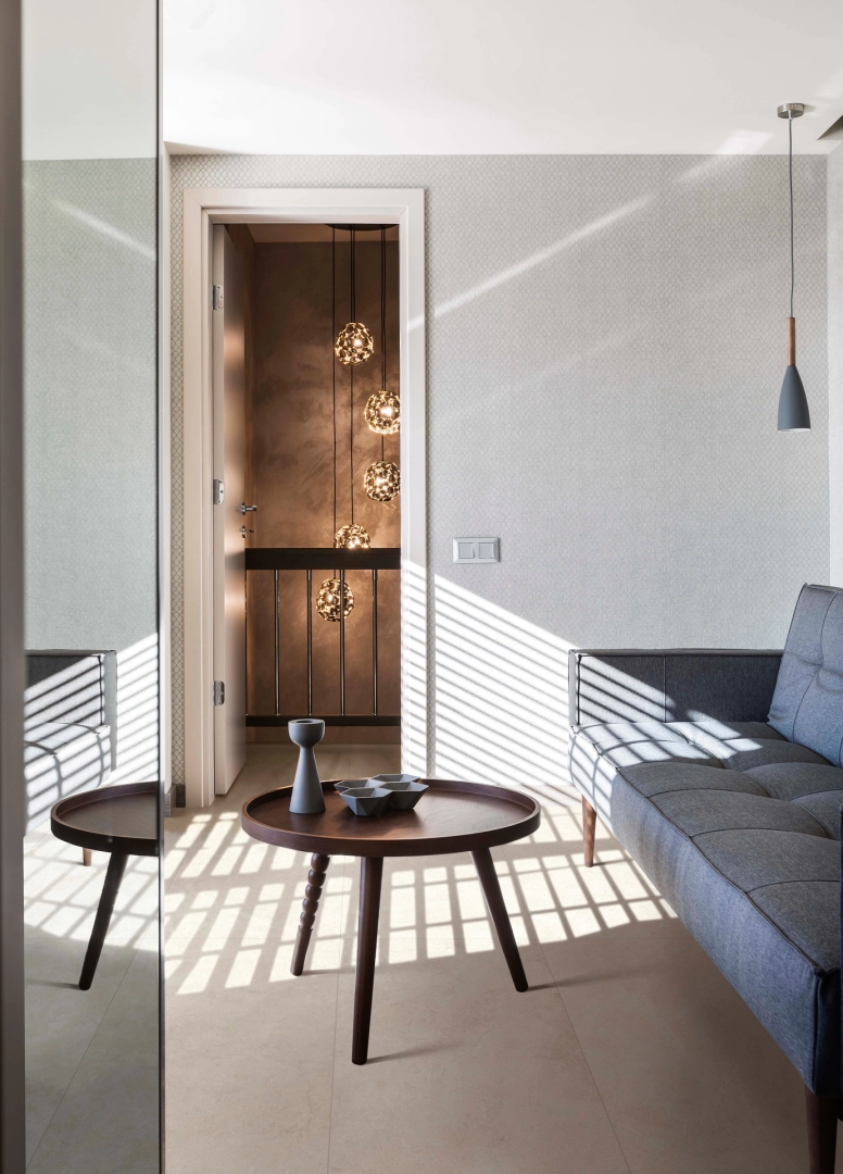 Gres Ragno Realstone Argent efekt beton w eleganckim salonie z dużymi przeszkleniami