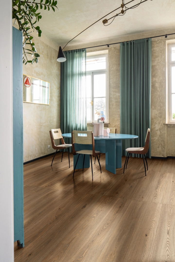 Gres porcelanowy Ragno Secret efekt drewno w nowoczesnej aranżacji salonu