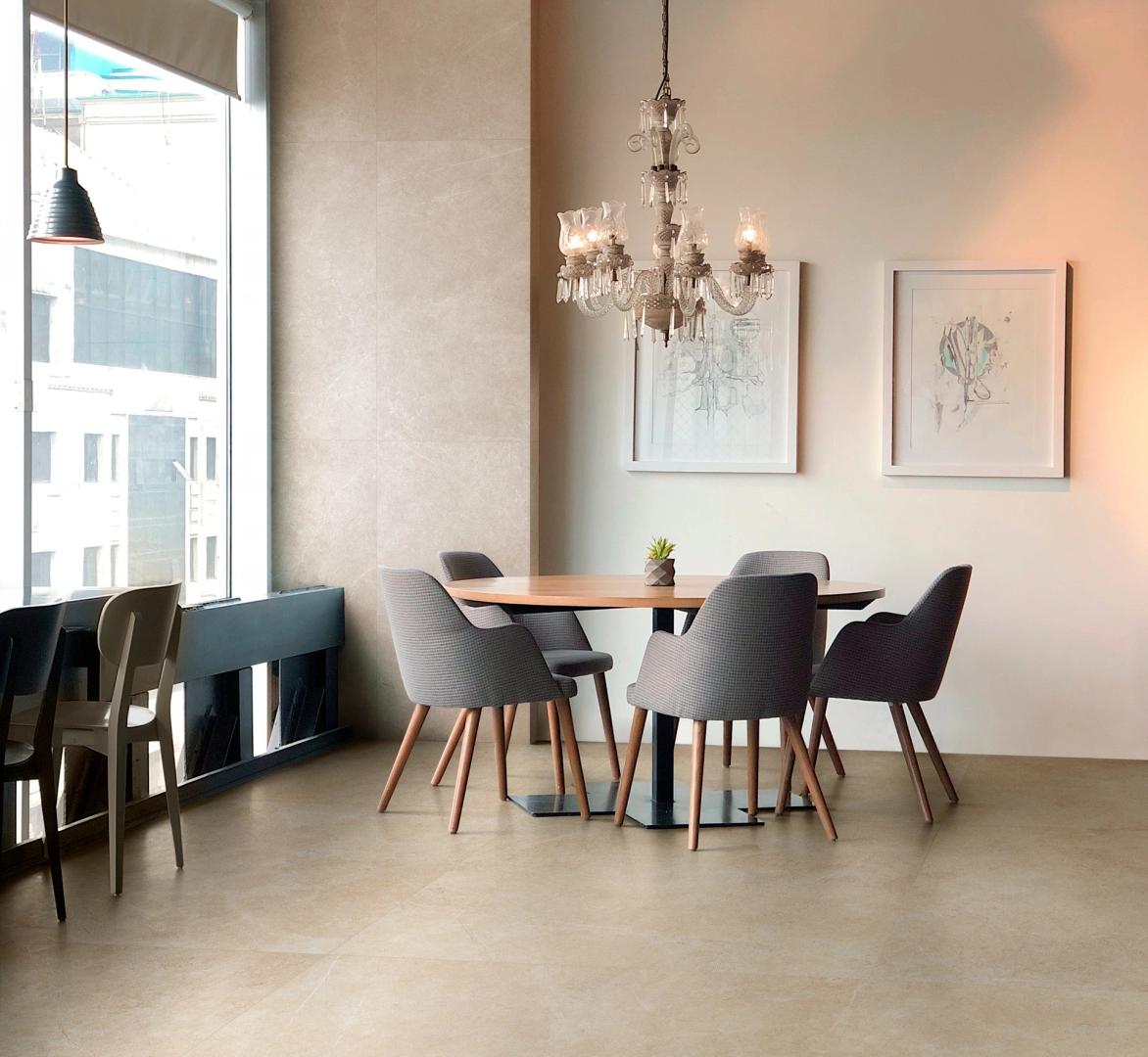 Ragno Realstone Argent – gres imitujący beton w jasnym, przestronnym salonie