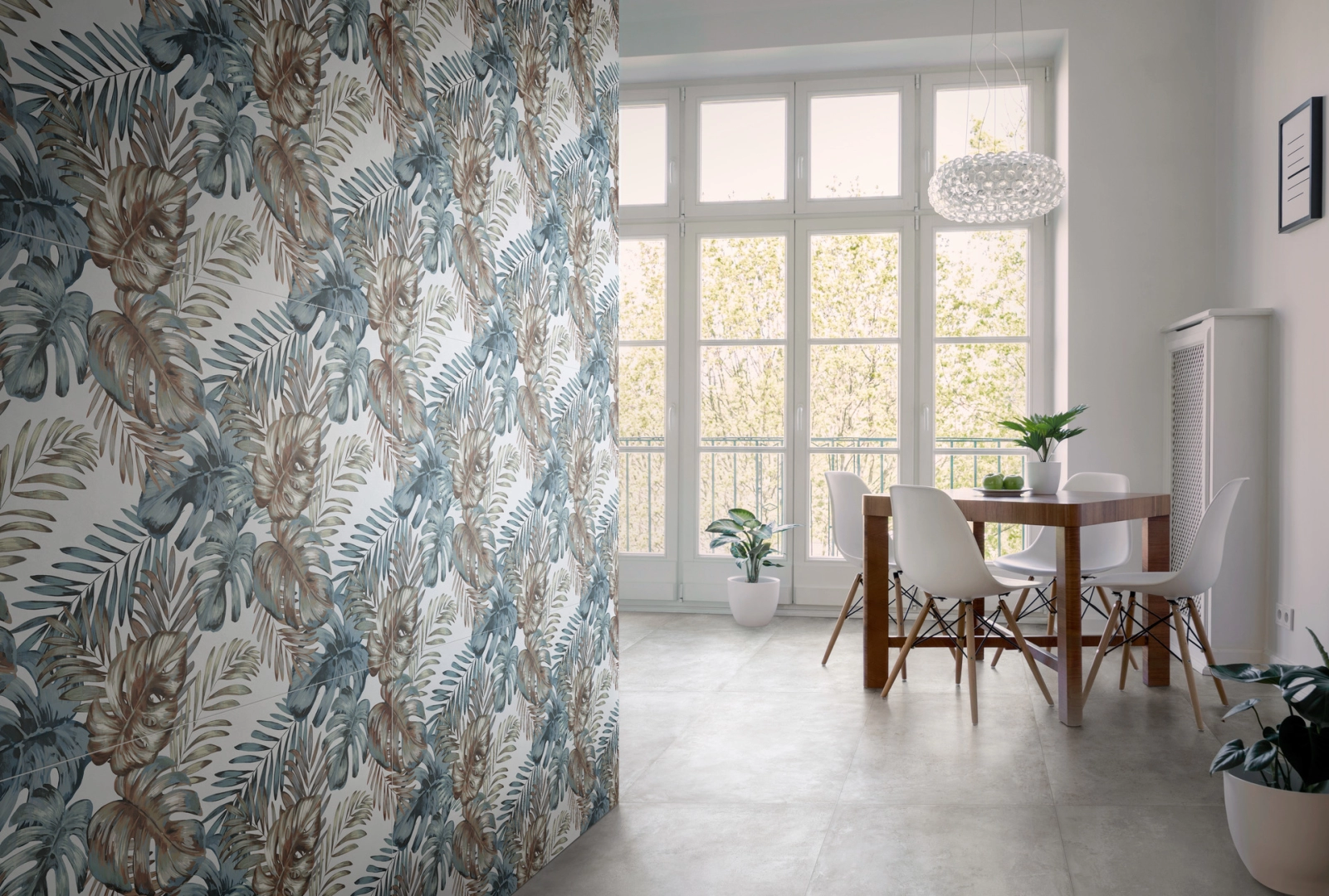 Gres Ragno Decora efekt kamień w eleganckim salonie z dużymi przeszkleniami
