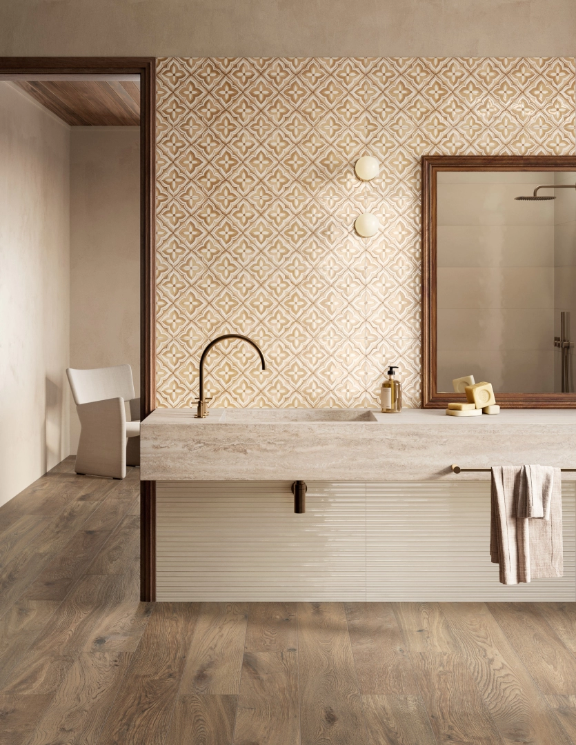 Ragno Realstone Travertino – gres imitujący kamień w jasnym, przestronnym salonie – aranżacja 33