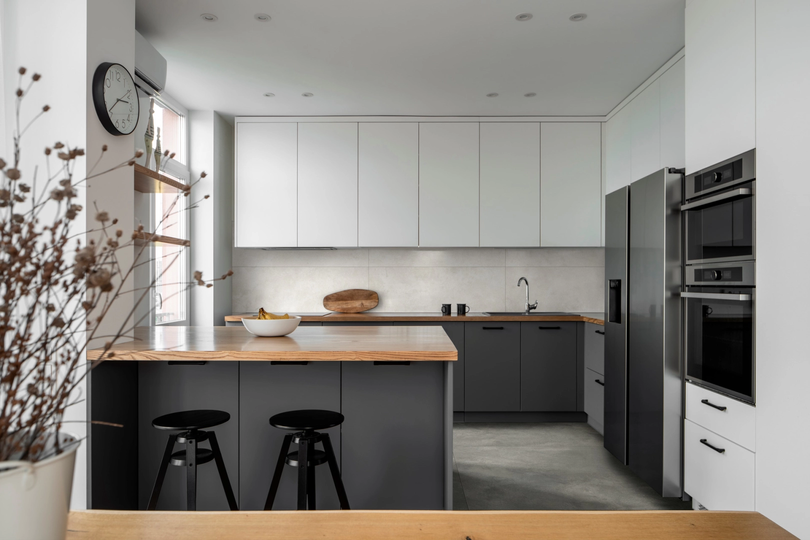 Gres porcelanowy Ragno Stratford Wall efekt kamień w nowoczesnej aranżacji salonu