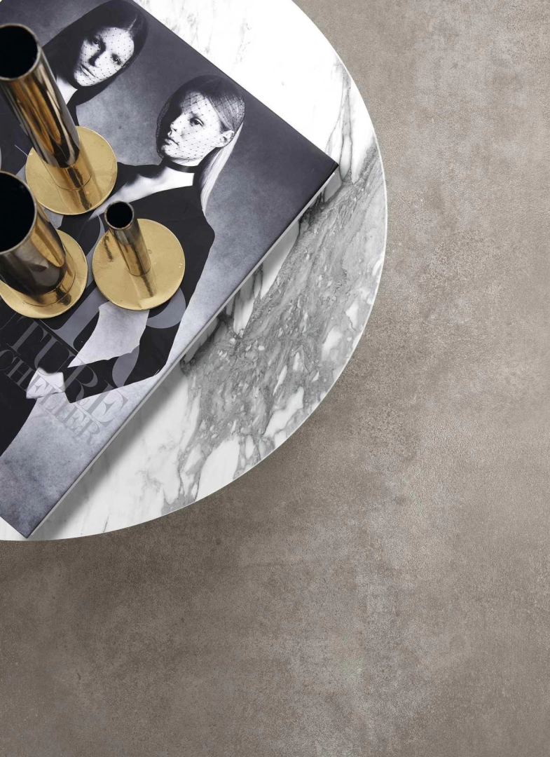 Płytki gresowe Ragno Maiora Concrete Effect efekt beton w salonie z drewnianymi akcentami