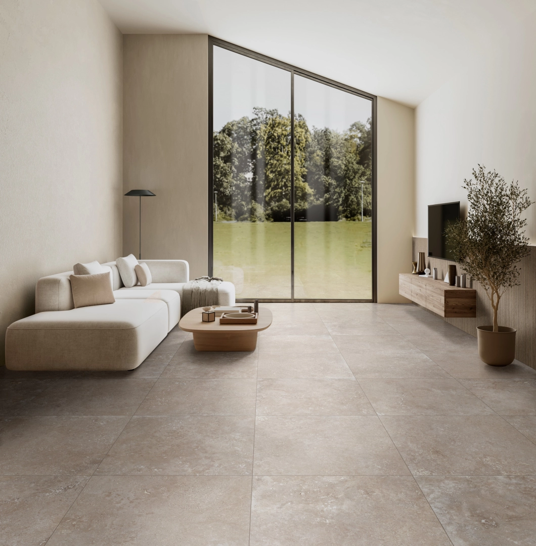 Gres Ragno Realstone Travertino efekt kamień na podłodze w korytarzu