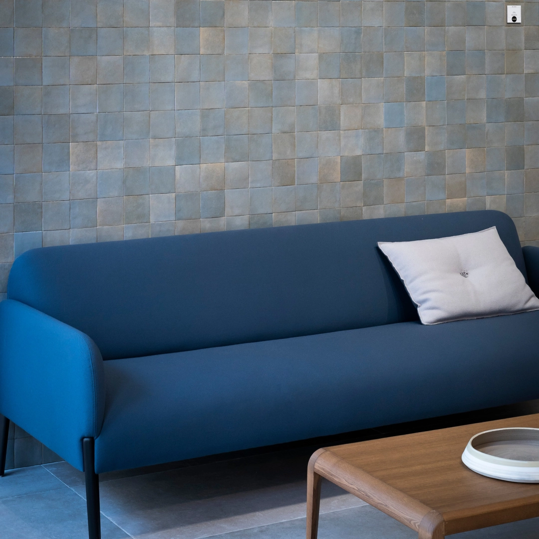 Ragno Mélange gres o efekcie kolor w nowoczesnym apartamencie