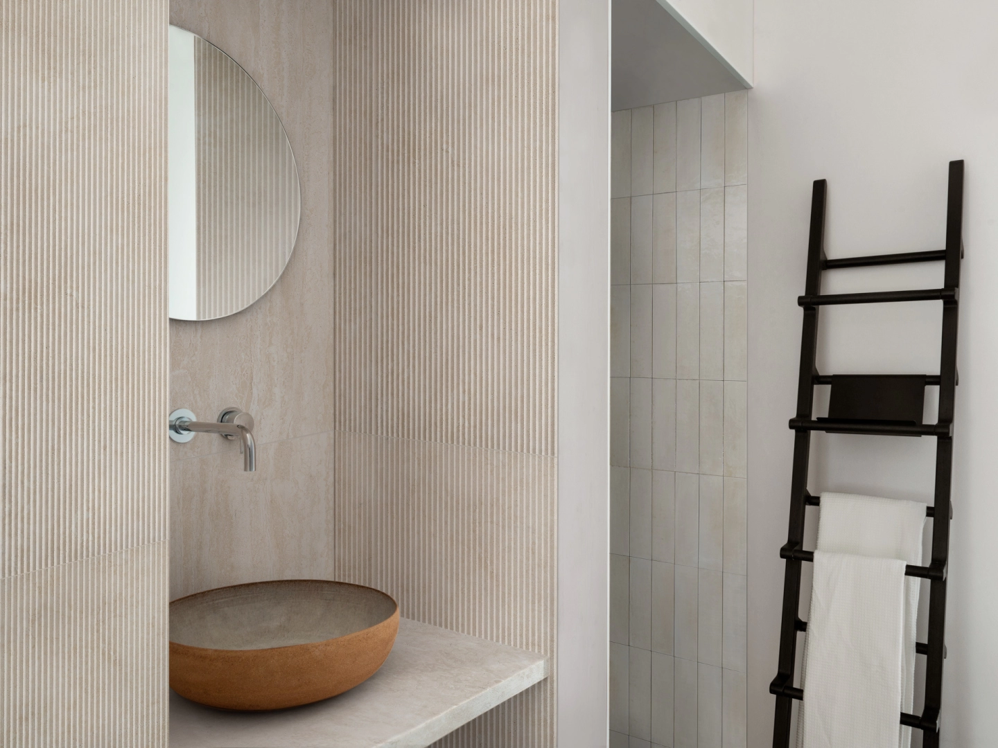 Gres porcelanowy Ragno Travertino Wall efekt kamień w luksusowym salonie