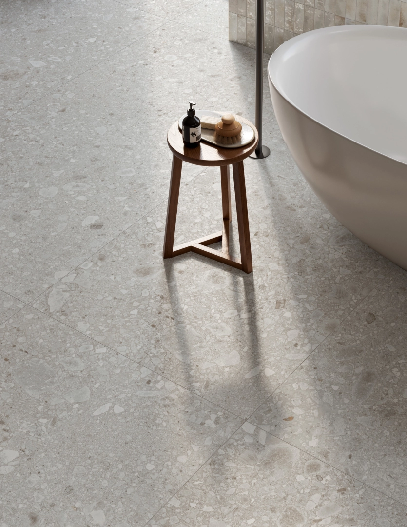 Ragno Realstone Ceppo – gres imitujący terrazzo w salonie w stylu skandynawskim