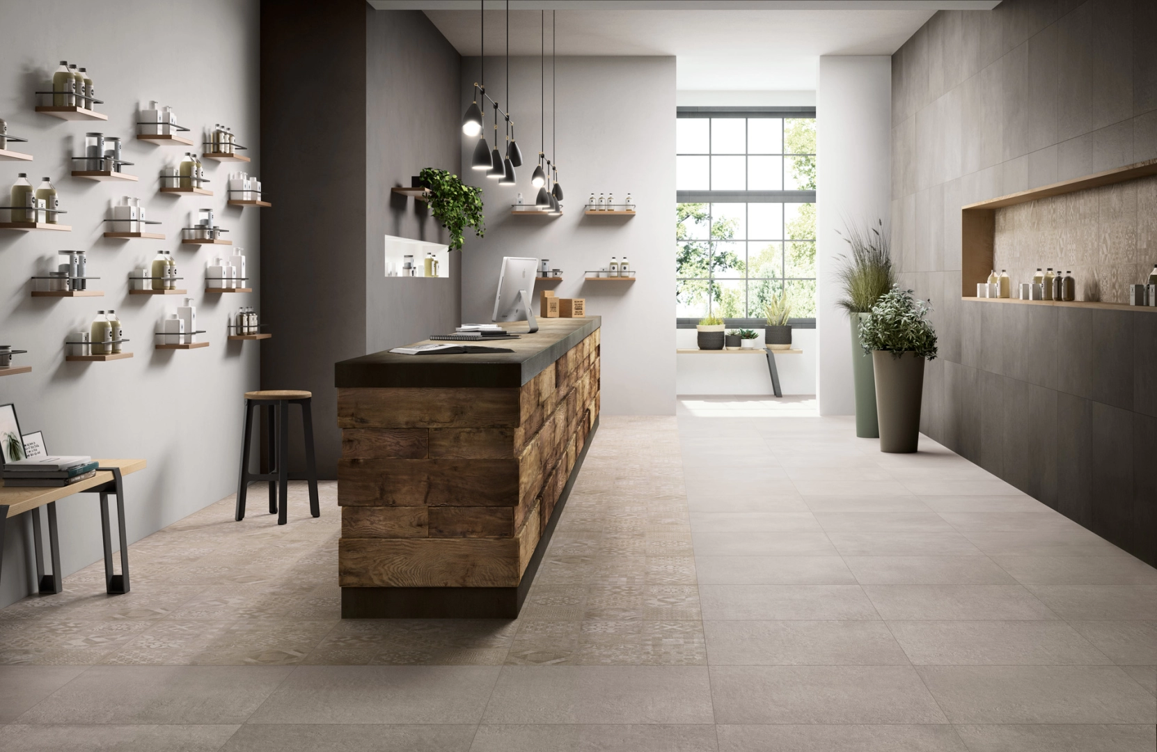Gres Ragno Studio efekt kamień, Beton w eleganckim salonie z dużymi przeszkleniami