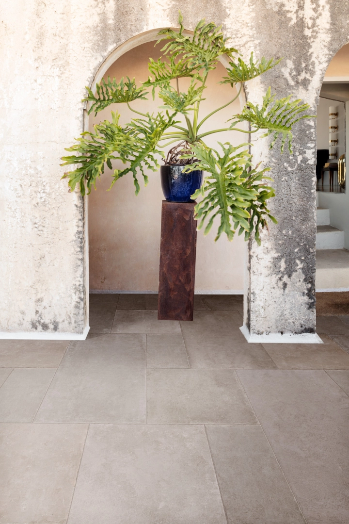 Gres porcelanowy Ragno Realstone Pietrantica efekt kamień w luksusowym salonie