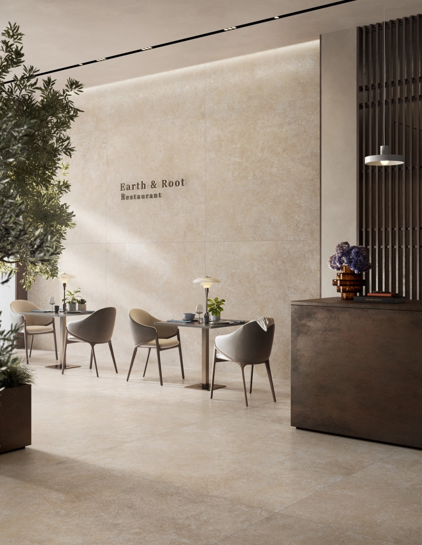Gres Ragno Realstone Travertino efekt kamień w eleganckim salonie z dużymi przeszkleniami