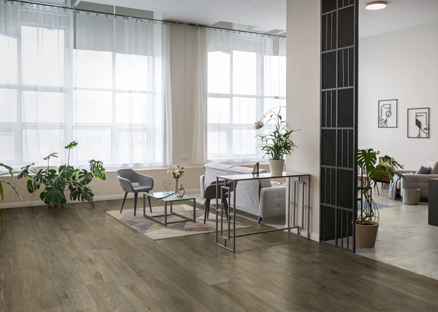 Gres porcelanowy Ragno Inedito efekt drewno w przestronnej strefie dziennej
