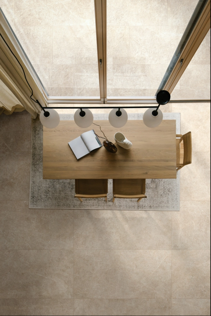 Płytki gresowe Ragno Realstone Ceppo efekt terrazzo w nowoczesnym salonie