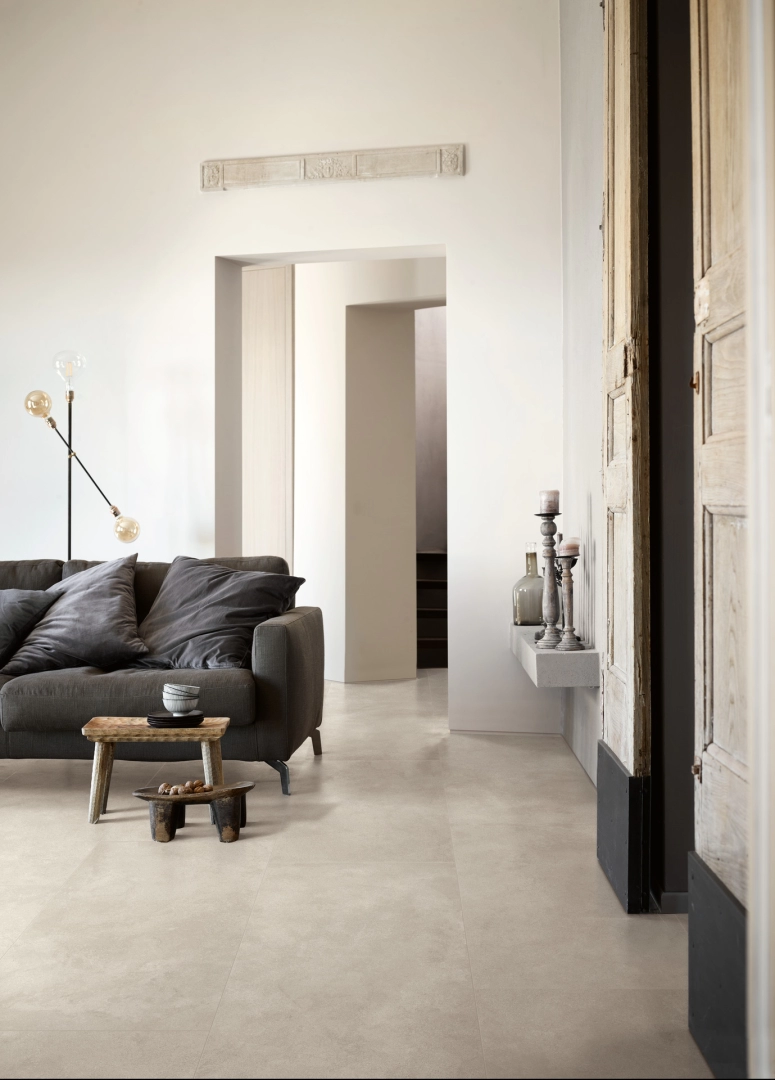 Gres porcelanowy Ragno Stratford efekt kamień, Beton w nowoczesnej aranżacji salonu