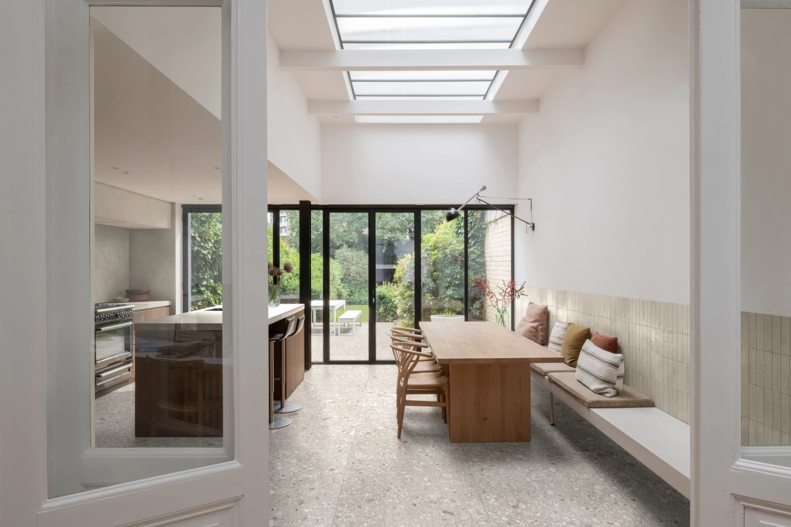 Płytki Ragno Realstone Ceppo imitujące terrazzo w eleganckim holu