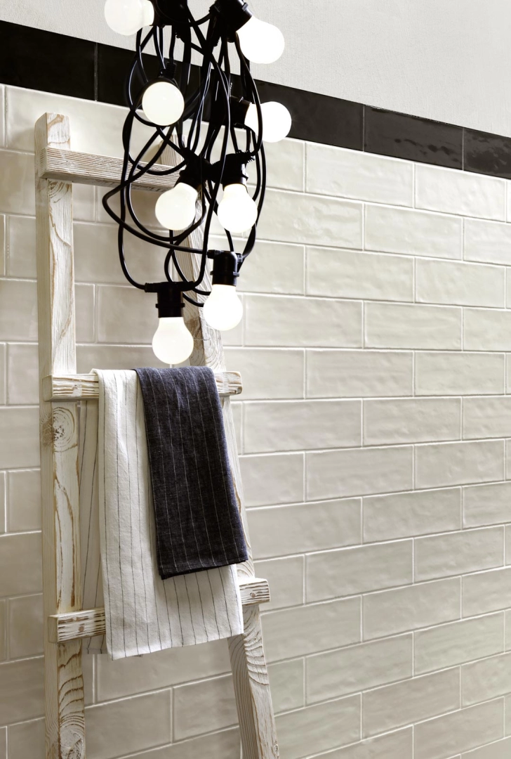 Ragno Brick Glossy – gres imitujący cegła w salonie w stylu skandynawskim
