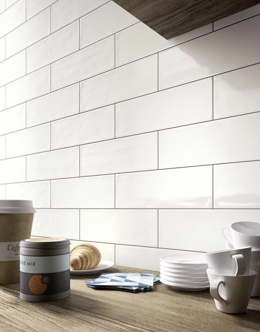 Gres Ragno Brick Glossy efekt cegła w przestronnym salonie z oknami tarasowymi