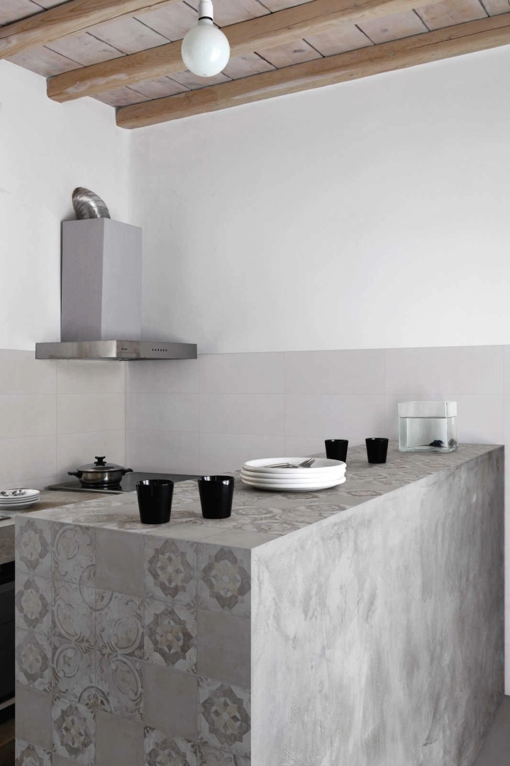 Gres porcelanowy Ragno Replace efekt kamień, Beton w nowoczesnej aranżacji salonu