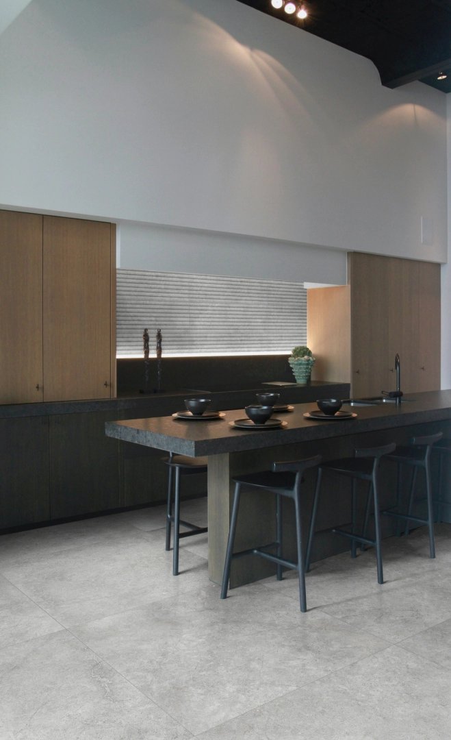 Ragno Richmond gres o efekcie kamień w nowoczesnym apartamencie