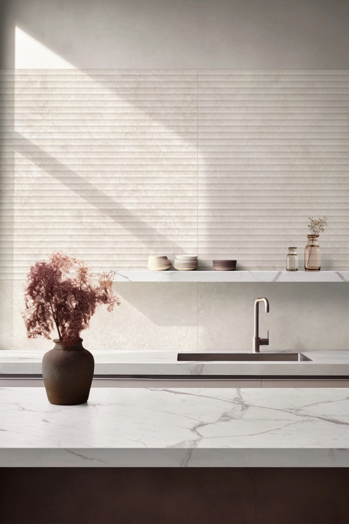 Ragno Travertino Wall – gres imitujący kamień w salonie w stylu skandynawskim