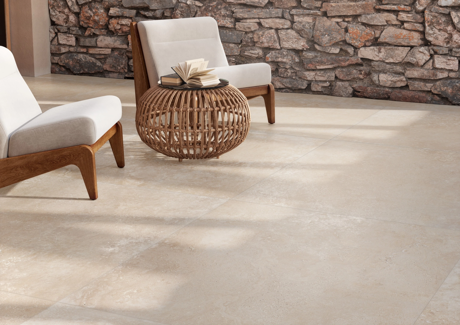 Gres Ragno Realstone Travertino efekt kamień w przestronnym salonie z oknami tarasowymi