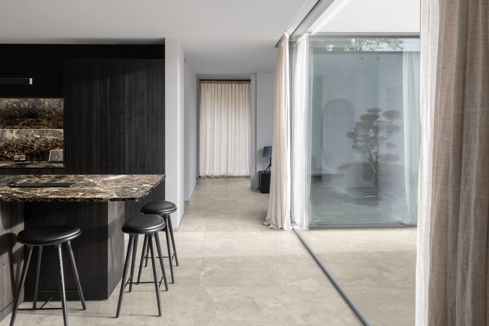 Ragno Incanto gres o efekcie marmur w nowoczesnym apartamencie – aranżacja 43