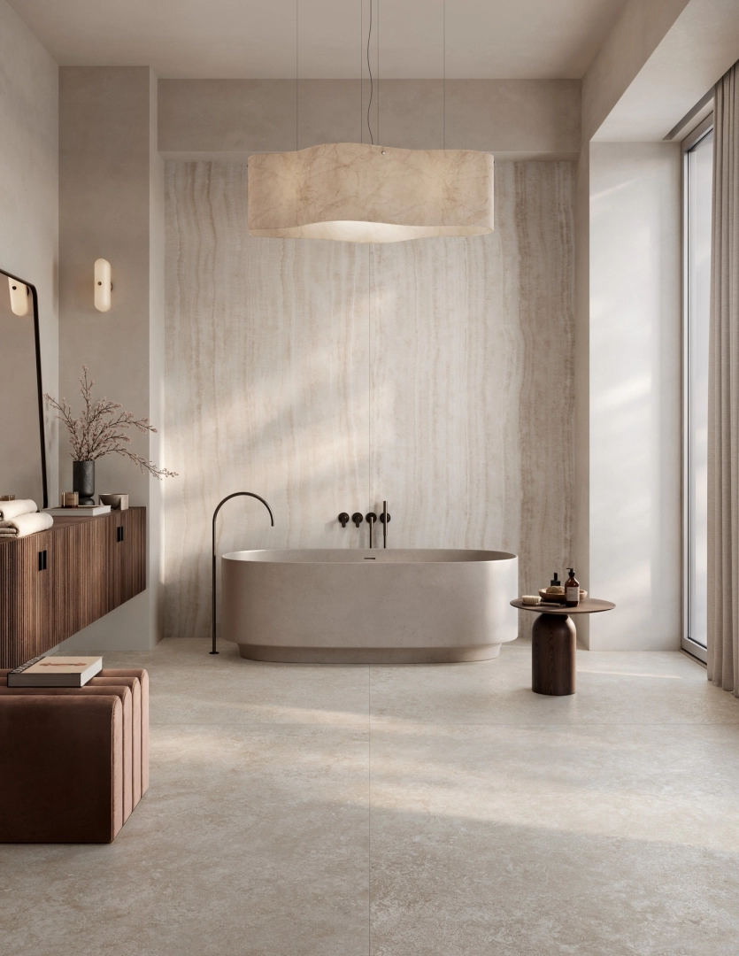 Wielkoformatowy gres Ragno Realstone Travertino efekt kamień w eleganckiej strefie dziennej